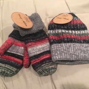 NWT Matching mitten and hat set